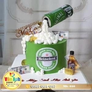 Bánh kem bia Heineken và rượu chivas mừng sinh nhật Anh yêu